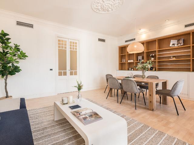 Bright apartment in the Eixample area