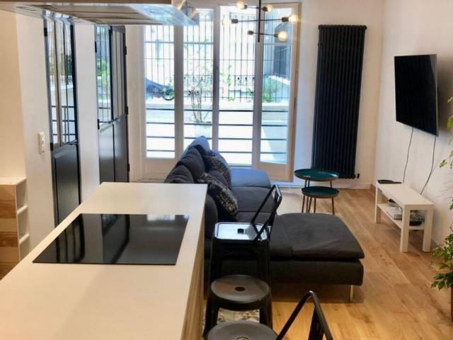 Bright apartment looking out onto the building's private courtyard separate bedroom close La Défense with quick access to central Paris