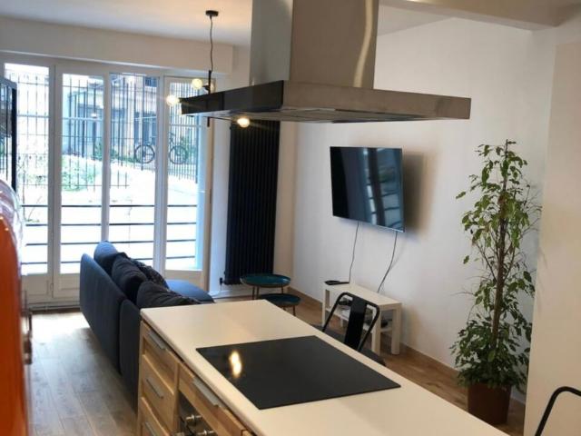 Bright apartment looking out onto the building's private courtyard separate bedroom close La Défense with quick access to central Paris, Paris Amsterdam Apartments for Rent