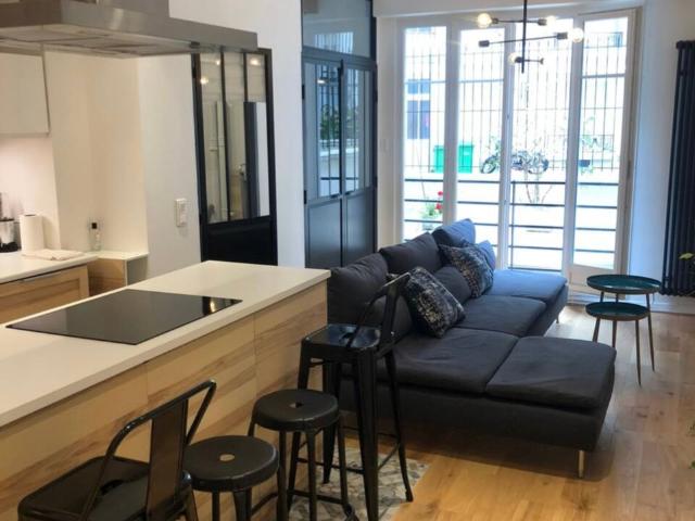 Bright apartment looking out onto the building's private courtyard separate bedroom close La Défense with quick access to central Paris, Paris Amsterdam Apartments for Rent