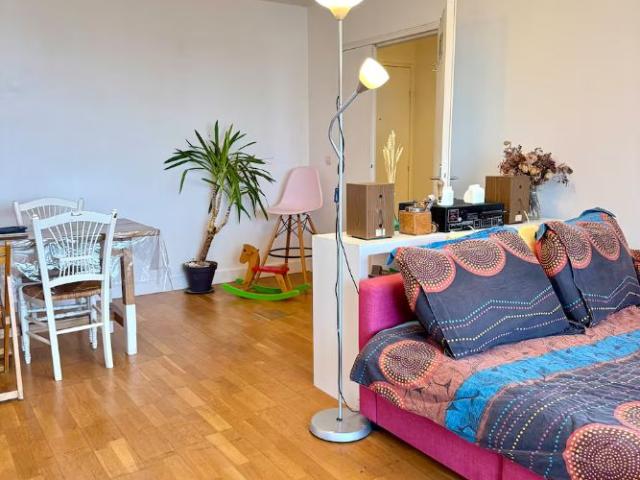 Bright apartment with a terrace and elevator in the heart of Paris—Montparnasse neighborhood