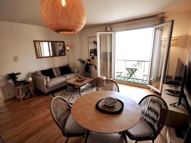 Bright apartment with balcony and view of the Ourcq Canal