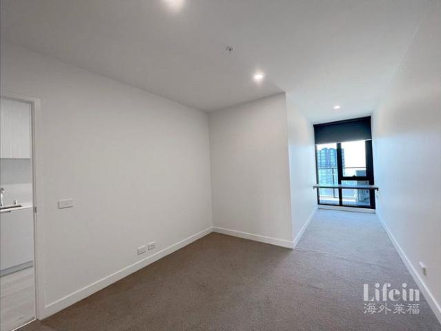 Bright Apartment with Balcony in the Heart of Footscray