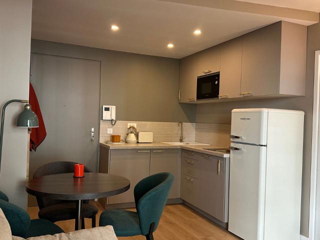 Bright apartment with terrace, bedroom and living room all comforts, Paris Amsterdam Apartments for Rent