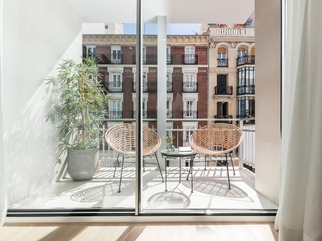 Bright apartment with terrace for rent in Los Jerónimos