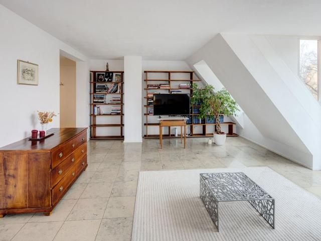 Bright attic apartment directly at the Würm river