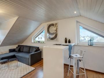 Bright attic apartment in Lerchenau