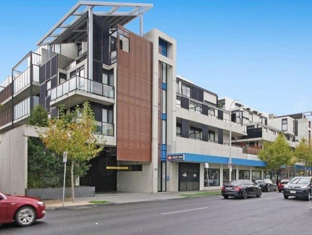 Bright Bayside Living in the Heart of Altona Village