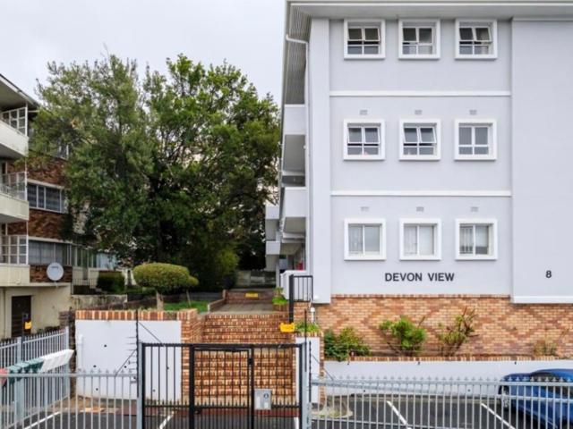 Bright Bachelor Apartment in Rondebosch – Perfect for Students