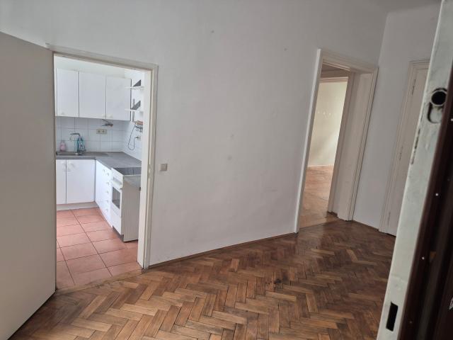 Bright, beautiful apartment in a central location with excellent transport links
