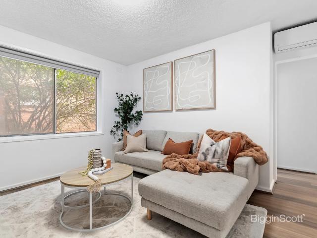 BRIGHT & BEAUTIFUL CLOSE TO BRIDGE ROAD!