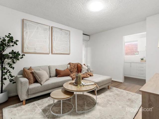 BRIGHT & BEAUTIFUL CLOSE TO BRIDGE ROAD!
