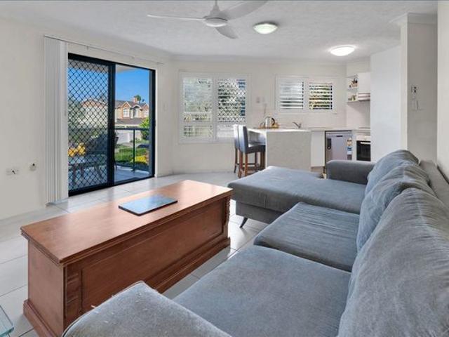 Bright & Breezy Chevron Island Living