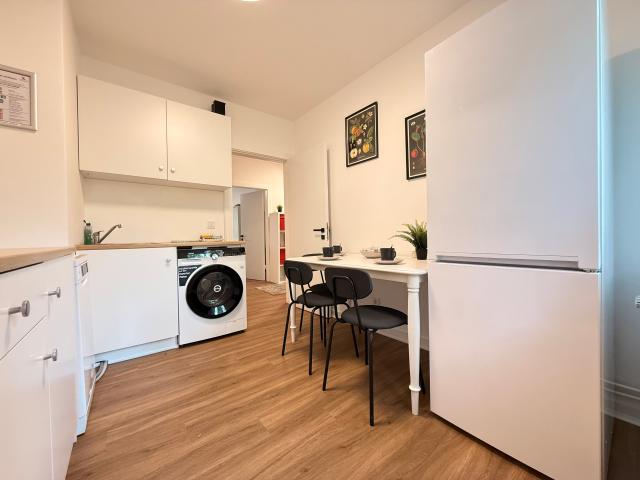 Bright Business Apartment with 3 Bedrooms, Balcony and Modern Amenities
