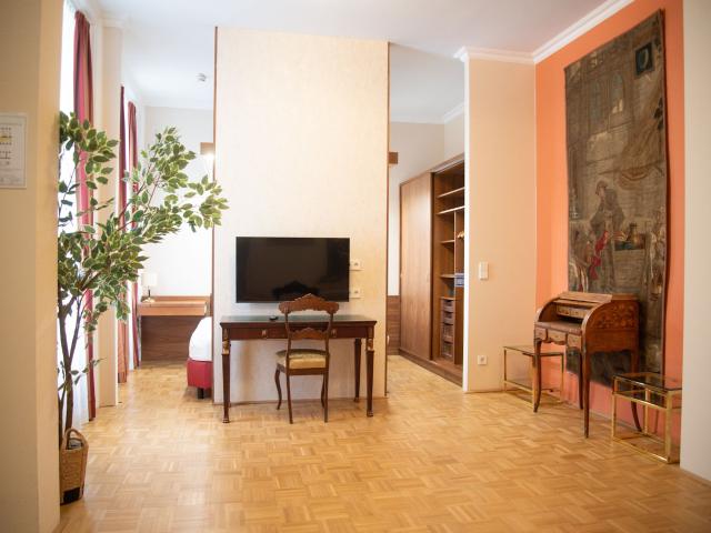 Bright & gorgeous studio