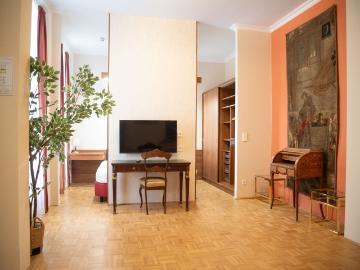 Bright & gorgeous studio