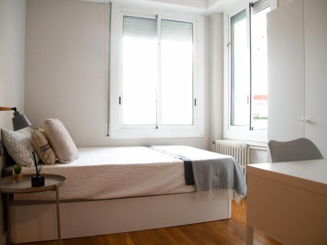 Bright double bedroom flat near Girona station