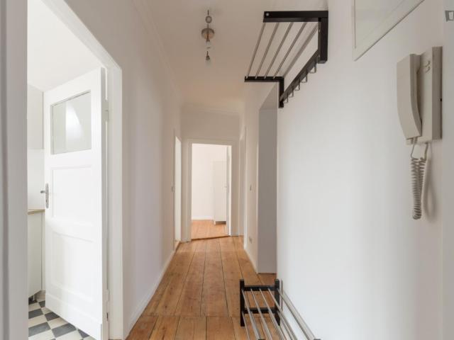 Bright double bedroom in 5 bedroom apartment