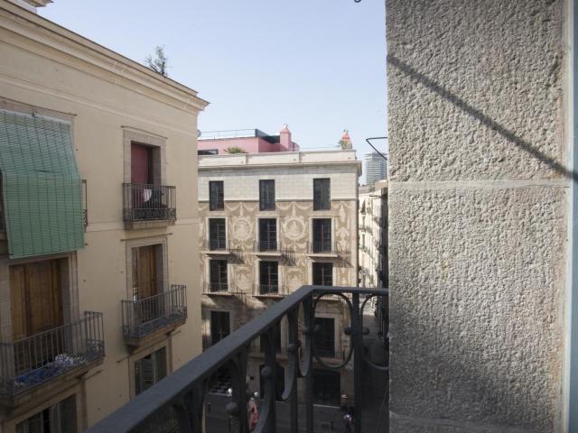 Bright double bedroom in a 4 bedroom flat near Pompeu Fabra University