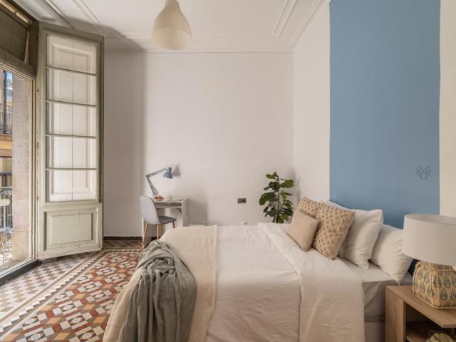 Bright double bedroom in Gothic Quarter
