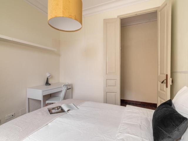 Bright double bedroom in Diagonal station
