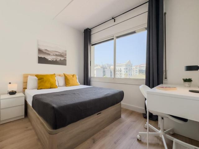 Bright double bedroom in Dreta de l'Eixample