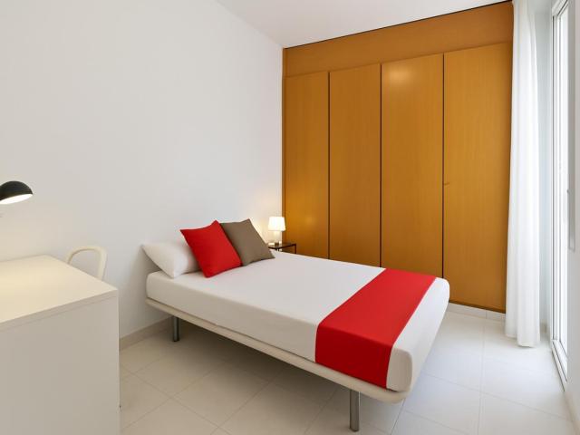 Bright double bedroom in Les Corts de Sarrià