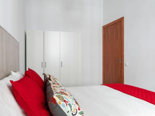 Bright double bedroom not far from Jaume I metro station
