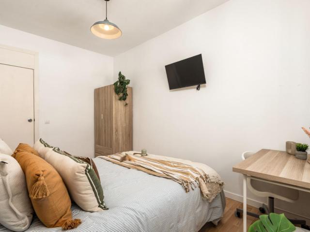 Bright double bedroom near the Badal subway station