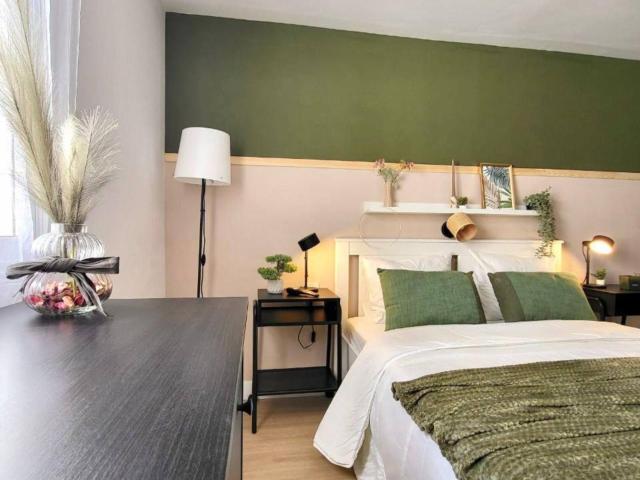 Bright double bedroom near the Sant Vicent Centre train station