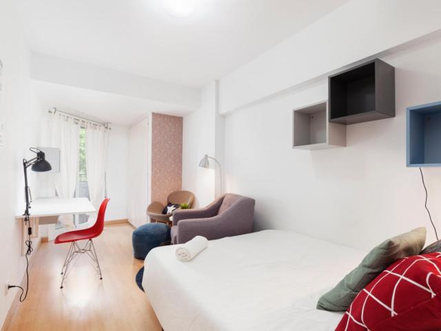 Bright double bedroom near UPF Campus de la Ciutadella