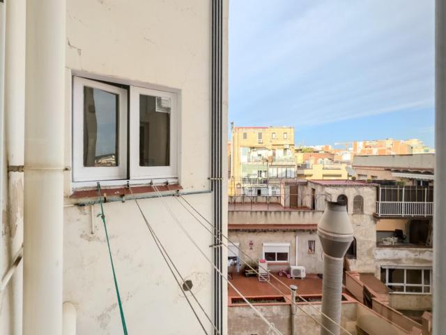 Bright double bedroom near Collblanc metro station