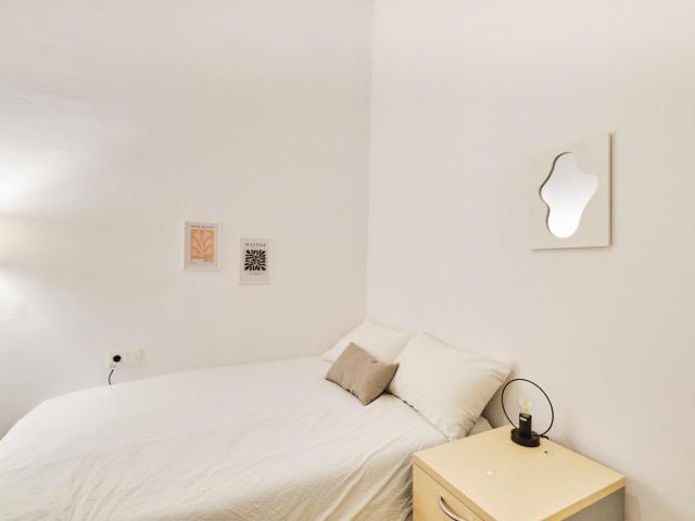 Bright double bedroom near Plaça de l'Ictineo