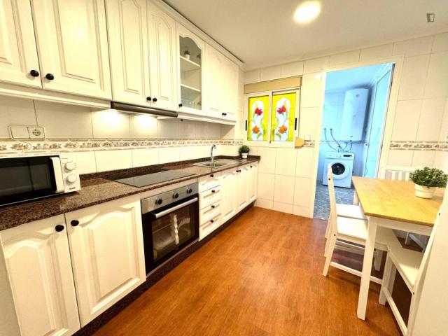 Bright double bedroom well connected to the city center