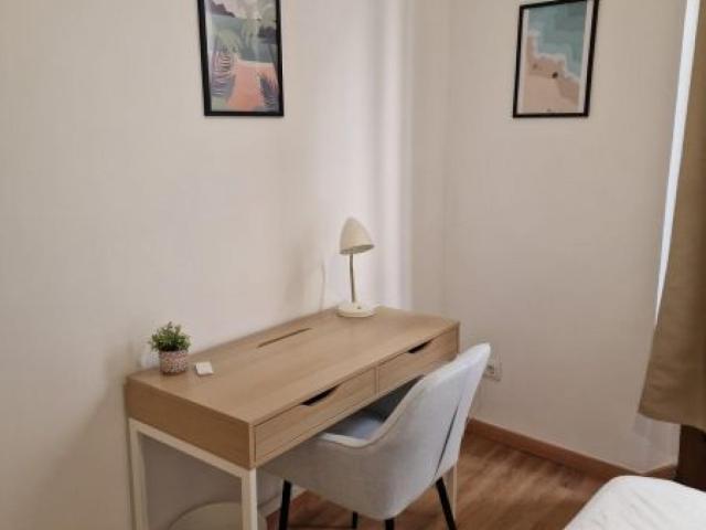 Bright double bedroom with balcony near Plaça Reial