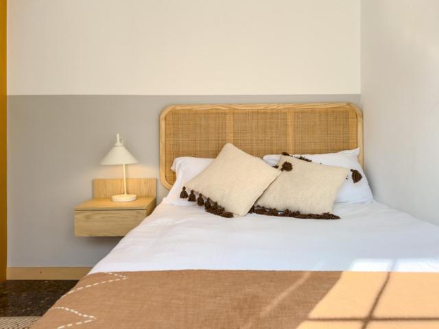 Bright double bedroom with balcony next to the Sagrada Familia