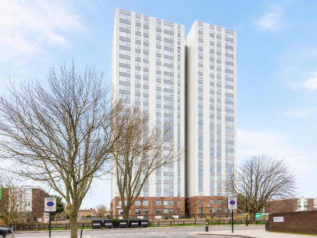 Bright Double Rooms to Rent in a. 3 bed flat to rent £950 pcm £219 pw
