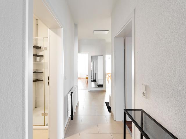 Bright design apartment in Esslingen city center with parking & home office