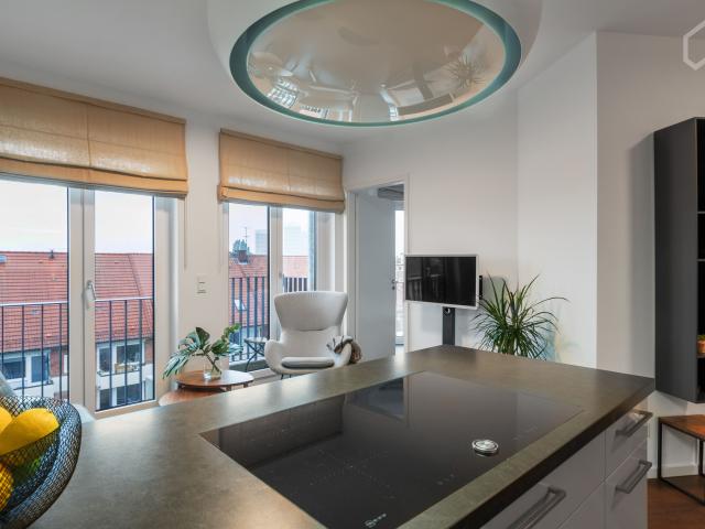 Bright Designer Studio in Central Hamburg – 3 Min to Außenalster with Excellent Transport Links