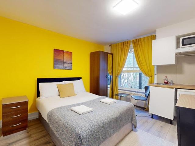 Bright Earl's Court Studio Apartment