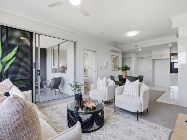 Bright Elevated Inner City Apartment with River and Gateway Bridge Glimpses