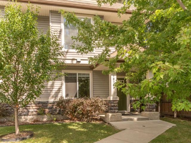 Bright Executive Townhouse — 2 Bedrooms+ Den Townhouse