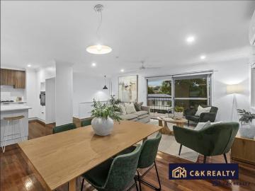 Bright Family Home with Elevated Outlook in Mansfield Catchment!