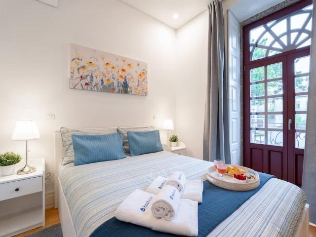 Bright Flat w/ Balcony by Host Wise