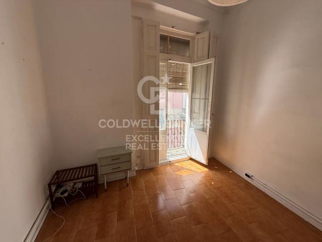 Bright flat with 3 balconies next to Plaza de lah Reina