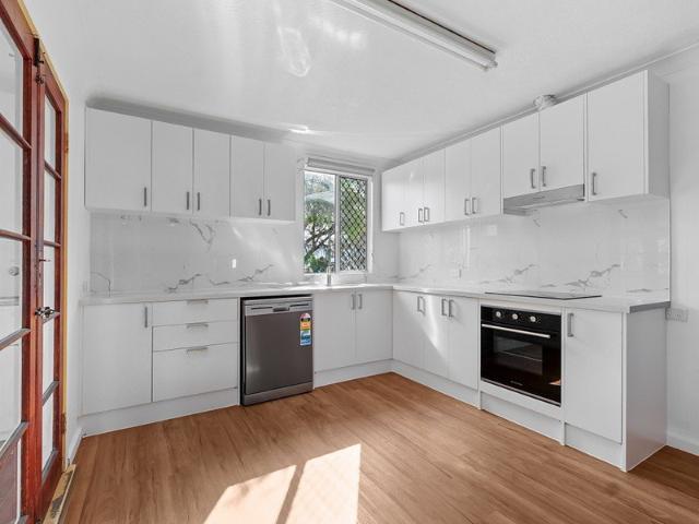 Bright, Fresh & Beautifully Updated Off Street Parking for Boat/ Caravan