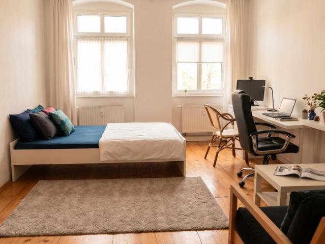 Bright, fully furnished room available in a 3 room apartment – ​​