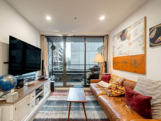 Bright, fully furnished space!