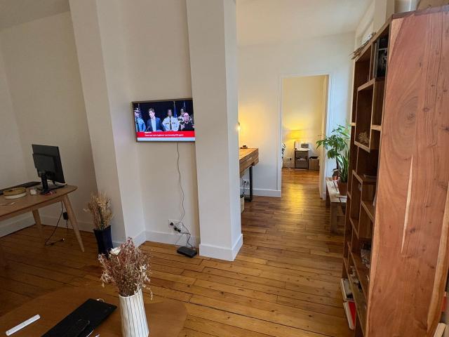 Bright Fully Furnished 42 sqm Apartment with Courtyard – Paris, Paris Amsterdam Apartments for Rent