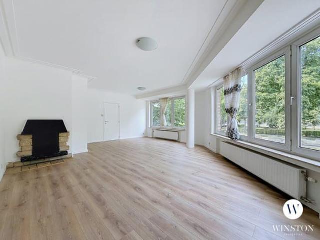 BRIGHT, FULLY RENOVATED 2 BEDROOM FLAT + GARAGE